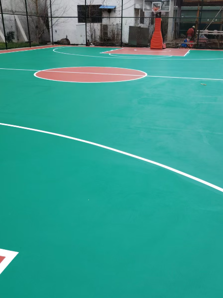 丽江 球场长期使用易出现地面开裂